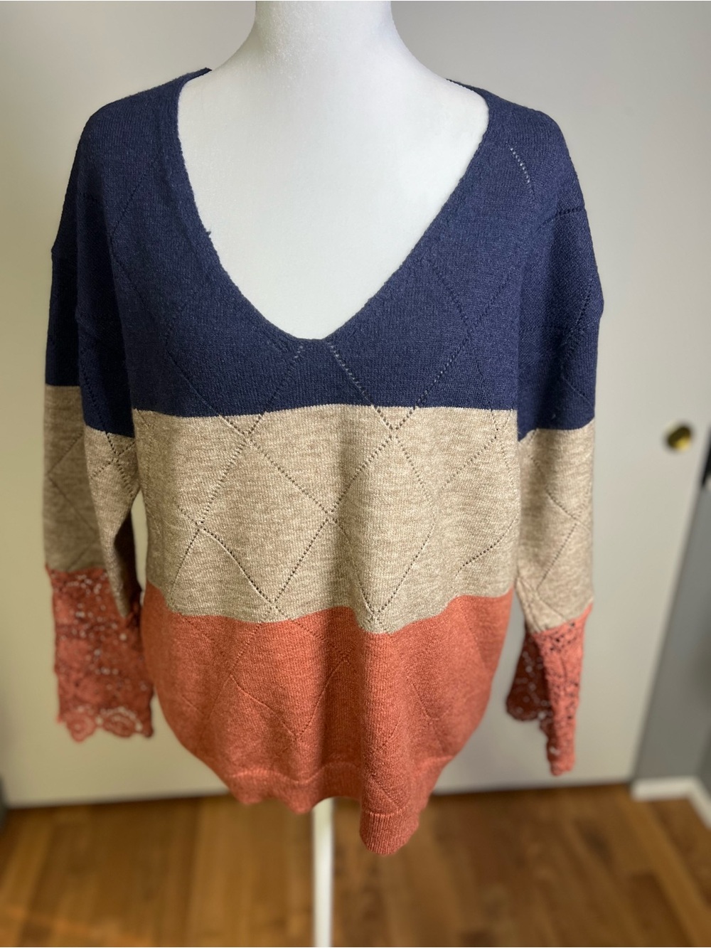 Women’s Colorblock V-Neck Sweater in Navy, Beige & Rust